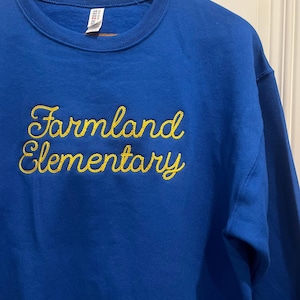 Sudadera personalizada con texto bordado en punto de cadeneta y frase bordada. Sin pedido mínimo. imagen 2