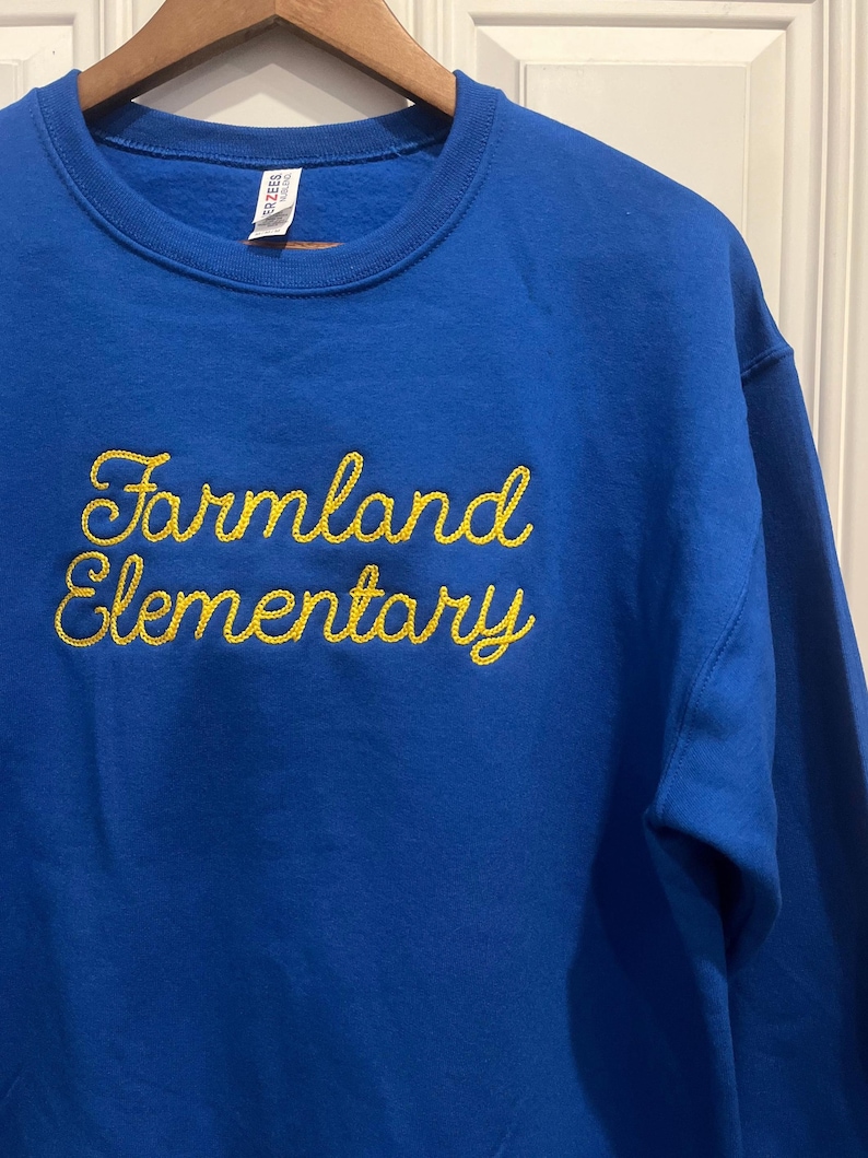 Sudadera personalizada con texto bordado en punto de cadeneta y frase bordada. Sin pedido mínimo. imagen 2