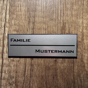 Graviertes Kunststoffschild (Namensschild/ Klingelschild/ Briefkastenschild), langlebig, wetterfest, mit elegantem Design. Für Innen- und Außen, in verschiedenen Größen und Varianten erhältlich.