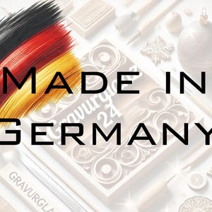 Może przedstawiać: Obraz z napisem "MADE IN GERMANY" na tle narzędzi rzemieślniczych i przedmiot&oacute;w dekoracyjnych. Kolory flagi Niemiec, czarny, czerwony i ż&oacute;łty, są namalowane w lewym g&oacute;rnym rogu.