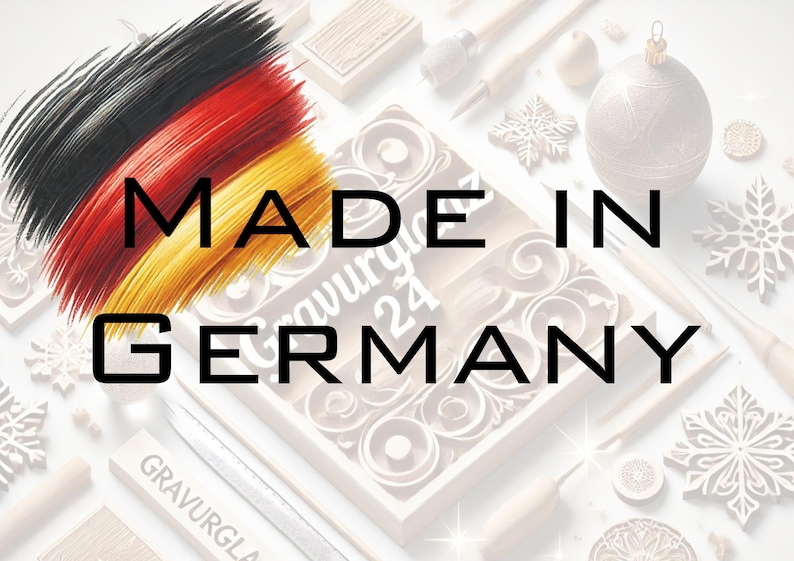 Może przedstawiać: Obraz z napisem "MADE IN GERMANY" na tle narzędzi rzemieślniczych i przedmiot&oacute;w dekoracyjnych. Kolory flagi Niemiec, czarny, czerwony i ż&oacute;łty, są namalowane w lewym g&oacute;rnym rogu.