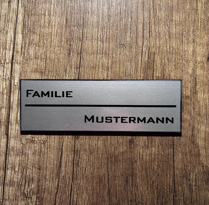 Graviertes Kunststoffschild (Namensschild/ Klingelschild/ Briefkastenschild), langlebig, wetterfest, mit elegantem Design. Für Innen- und Außen, in verschiedenen Größen und Varianten erhältlich.
