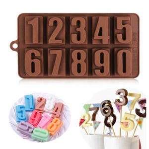 Puede incluir: Molde de silicona marrón con diez cavidades individuales con forma de los números del 1 al 10. El molde está sobre una superficie blanca. También hay imágenes de números coloridos hechos con el molde.