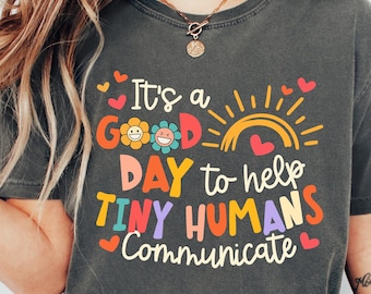 Camiseta Comfort Colors® "Es un buen día para ayudar a los pequeños humanos a comunicarse", camiseta de regalo de SLP, camiseta de graduación de SLP, camiseta de educación especial, regalo de SLP
