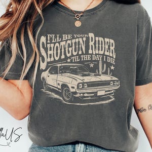 Comfort Colors® コンサートシャツ、I'll Be Your Shotgun Riderシャツ、カウボーイ・カーターシャツ、Till the Day I Dieシャツ、ウエスタンカウボーイギフトシャツ
