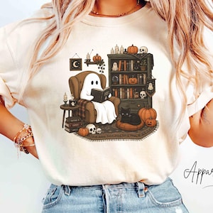 Maglietta Comfort Colors® per amanti dei libri di Halloween, maglietta con fantasmi che leggono, felpa accogliente da biblioteca per Halloween, maglietta regalo per lettori e amanti dei libri per la stagione spettrale