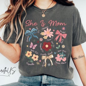 Comfort Colors® She Is Mom Shirt, Religijna koszulka z prezentem dla mamy, Koszulka z wersetem biblijnym dla mamy, Słodka koszulka dla mamy, Koszulka na Dzień Matki, Błogosławiona koszulka z prezentem dla mamy