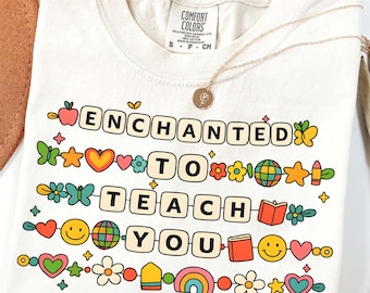Maglietta Comfort Colors® Enchanted to Teach You, maglietta per insegnanti, maglietta con braccialetto dell'amicizia per insegnanti, regalo di apprezzamento per gli insegnanti, regalo per insegnanti