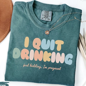 Comfort Colors® I Quit Drinking Shirt, Koszulka z informacją o ciąży, Prezent dla ciężarnej, Koszulka z prezentem dla przyszłej mamy, Koszulka z informacją o ciąży