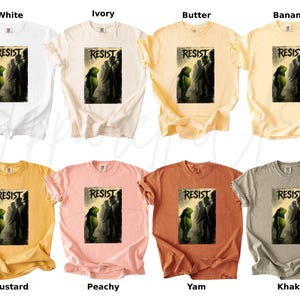 Pu&ograve; includere: Una collezione di otto t-shirt in vari colori: bianco, avorio, burro, banana, senape, pesca, igname e kaki. Ogni maglietta presenta la parola "RESIST" sopra una grafica di figure.