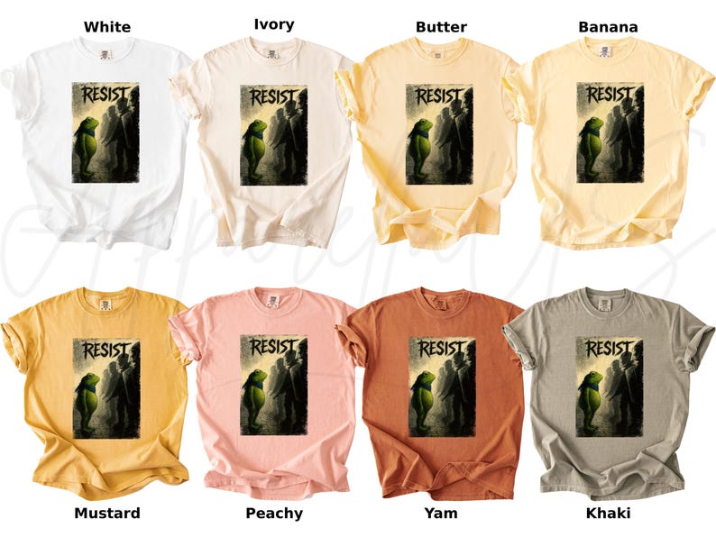Pu&ograve; includere: Una collezione di otto t-shirt in vari colori: bianco, avorio, burro, banana, senape, pesca, igname e kaki. Ogni maglietta presenta la parola "RESIST" sopra una grafica di figure.