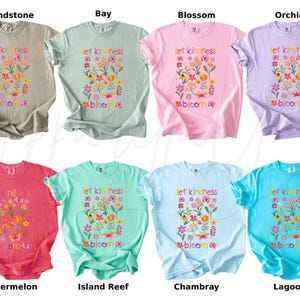 Pode incluir: Uma cole&ccedil;&atilde;o de oito camisetas de manga curta em v&aacute;rias cores, incluindo Sandstone, Bay, Blossom, Orchid, Watermelon, Island Reef, Chambray e Lagoon. Cada camisa apresenta um design floral com as palavras "let kindness bloom".