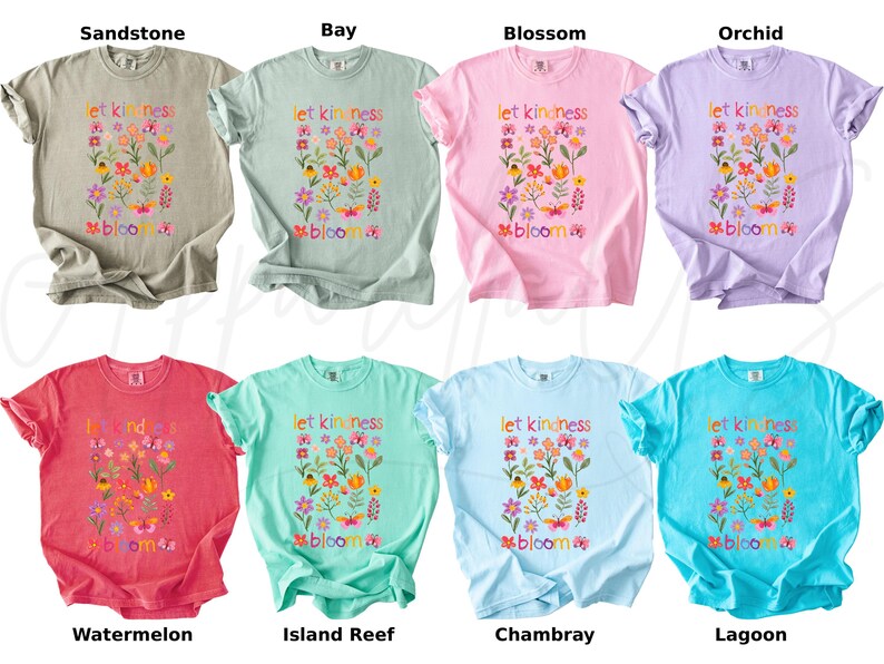 Pode incluir: Uma cole&ccedil;&atilde;o de oito camisetas de manga curta em v&aacute;rias cores, incluindo Sandstone, Bay, Blossom, Orchid, Watermelon, Island Reef, Chambray e Lagoon. Cada camisa apresenta um design floral com as palavras "let kindness bloom".