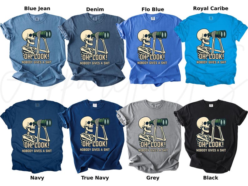 Op de afbeelding: Een collectie t-shirts in diverse kleuren, elk met een skelet dat door een verrekijker kijkt. De tekst "OH LOOK! NOBODY GIVES A SHIT" staat eronder. Kleuren zijn blue jean, denim, flo blue, royal caribe, navy, true navy, grijs en zwart.