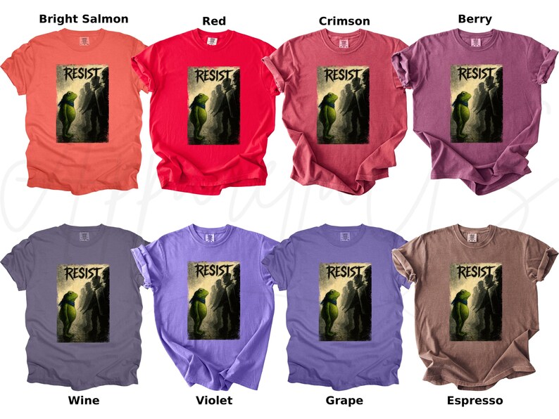 Pu&ograve; includere: Una collezione di otto t-shirt in vari colori, tra cui salmone brillante, rosso, cremisi, bacca, vino, viola, uva e espresso. Ogni maglietta presenta la parola "RESIST" sopra una grafica di figure.