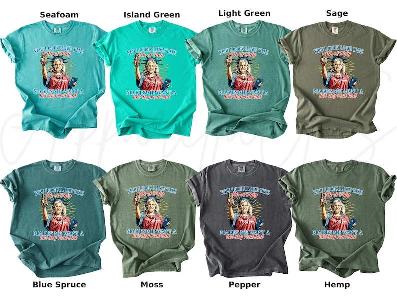 Puede incluir: Ocho camisetas en varios colores, incluyendo espuma de mar, verde isla, verde claro, salvia, abeto azul, musgo, pimienta y c&aacute;&ntilde;amo. Cada camiseta presenta un gr&aacute;fico de la Estatua de la Libertad con el texto: "You look like the 4th of July, makes me want a hot dog real bad."