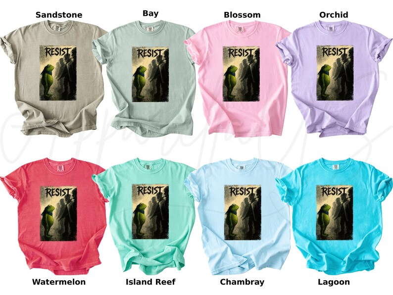 Pu&ograve; includere: Otto magliette in vari colori, tra cui Sandstone, Bay, Blossom, Orchid, Watermelon, Island Reef, Chambray e Lagoon. Ogni maglietta presenta la parola "RESIST" sopra una grafica di figure.