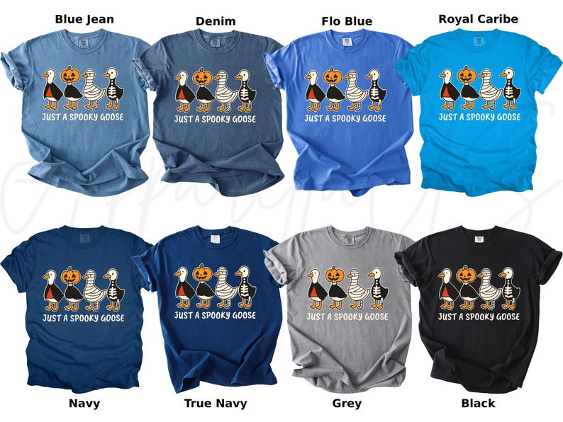 K&ouml;nnte beinhalten: Acht T-Shirts in verschiedenen Farben, darunter Blau, Grau und Schwarz. Jedes Shirt zeigt ein Halloween-Design mit vier G&auml;nsen, einem K&uuml;rbis und dem Text "JUST A SPOOKY GOOSE".