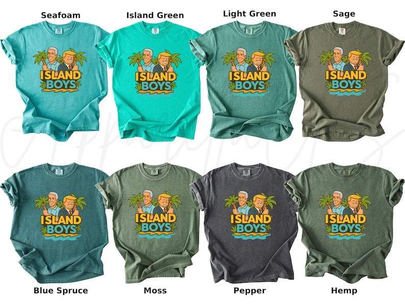Pu&ograve; includere: Una collezione di otto t-shirt in vari colori, tra cui seafoam, verde isola, verde chiaro, salvia, abete blu, muschio, pepe e canapa. Ogni maglietta presenta una grafica di due uomini e il testo "ISLAND BOYS" con palme.