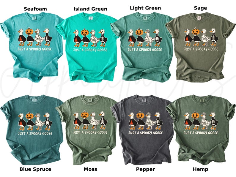 K&ouml;nnte beinhalten: Acht T-Shirts in Farben wie Meerschaum und Salbei, jeweils mit einem Halloween-Design von G&auml;nsen in Kost&uuml;men. Der Text "JUST A SPOOKY GOOSE" ist darunter gedruckt. Die Shirts sind in verschiedenen Farben erh&auml;ltlich.