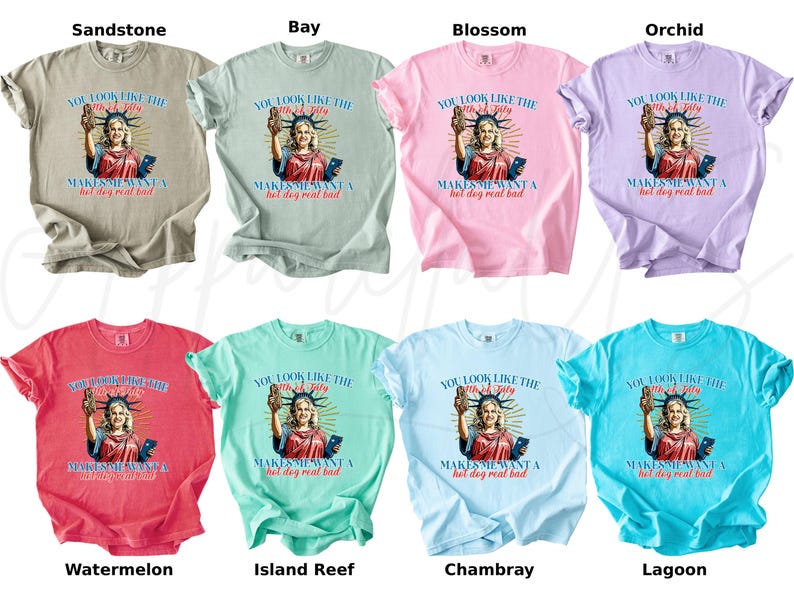 Puede incluir: Una colecci&oacute;n de camisetas en varios colores, incluyendo beige, verde, rosa, morado, rojo, verde azulado, azul claro y turquesa. Cada camiseta presenta un gr&aacute;fico de una mujer que se asemeja a la Estatua de la Libertad con el texto "You look like the 4th of July makes me want a hot dog real bad."