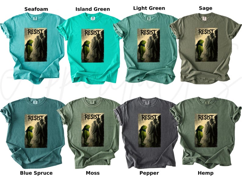 Pu&ograve; includere: Una collezione di t-shirt in vari colori, tra cui seafoam, verde isola, verde chiaro, salvia, abete blu, muschio, pepe e canapa. Ogni maglietta presenta la parola "RESIST" sopra una grafica.