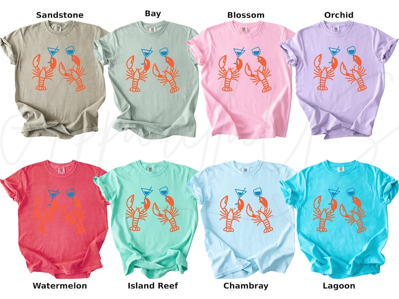 K&ouml;nnte beinhalten: Acht T-Shirts in verschiedenen Farben, jedes mit einem Siebdruckdesign von zwei Hummern, die Cocktails halten. Die Shirts sind in den Farbt&ouml;nen Beige, Gr&uuml;n, Rosa, Lila, Rot, T&uuml;rkis, Hellblau und T&uuml;rkis gehalten.