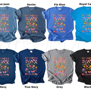 Pode incluir: Uma cole&ccedil;&atilde;o de oito camisetas em v&aacute;rias cores, incluindo azul jeans, denim e preto. Cada camisa apresenta o texto "let kindness bloom" com um design floral. As camisetas s&atilde;o de manga curta e t&ecirc;m gola redonda.