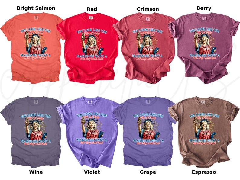 Puede incluir: Una colecci&oacute;n de ocho camisetas coloridas, cada una con un gr&aacute;fico de una mujer que se asemeja a la Estatua de la Libertad. Las camisetas vienen en varios colores, incluyendo salm&oacute;n brillante, rojo, carmes&iacute;, baya, vino, violeta, uva y espresso.