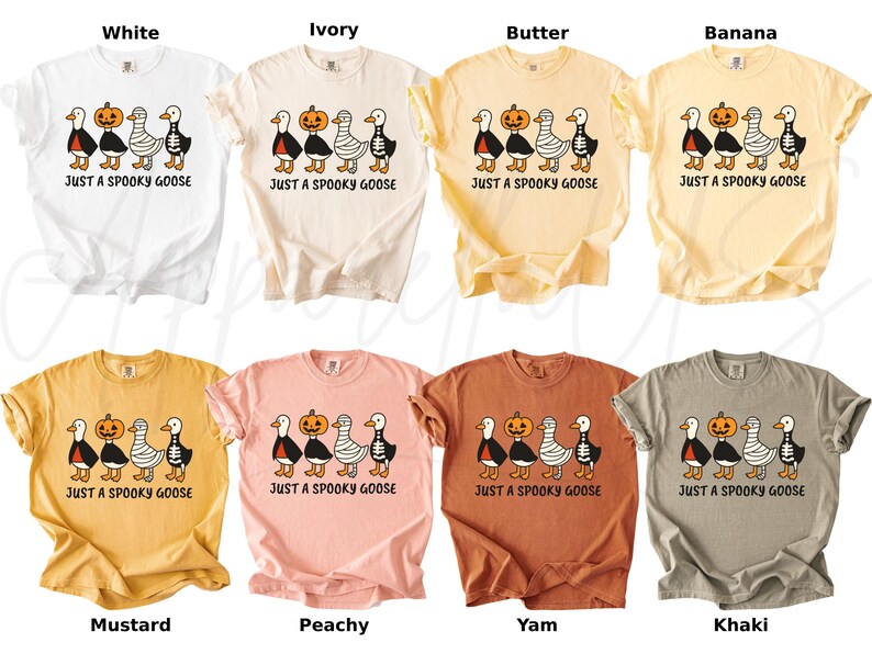 K&ouml;nnte beinhalten: Acht T-Shirts in verschiedenen Farben, darunter Wei&szlig;, Elfenbein und Senf. Jedes Shirt zeigt eine Grafik von vier G&auml;nsen, einem K&uuml;rbis und dem Text "JUST A SPOOKY GOOSE". Ideal f&uuml;r Halloween, diese T-Shirts sind in verschiedenen Gr&ouml;&szlig;en erh&auml;ltlich.
