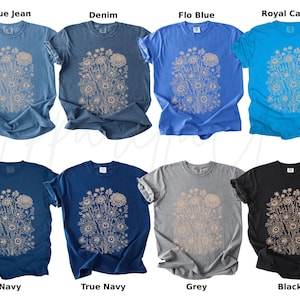 Pode incluir: Oito camisetas de manga curta em v&aacute;rias cores: azul jeans, ganga, azul flo, caribe real, marinho, azul marinho, cinza e preto. Cada camisa apresenta um desenho floral em uma cor mais clara. As camisetas t&ecirc;m gola redonda.