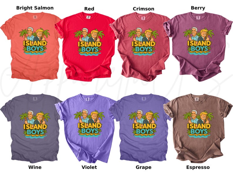 Pu&ograve; includere: Una collezione di otto t-shirt in vari colori, tra cui salmone brillante, rosso, cremisi, bacca, vino, viola, uva e espresso. Ogni maglietta presenta il testo "ISLAND BOYS" e un'illustrazione di due uomini e palme.