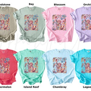 Puede incluir: Ocho camisetas de manga corta en colores como Sandstone, Bay, Blossom, Orchid, Watermelon, Island Reef, Chambray y Lagoon. Cada camiseta presenta un gr&aacute;fico de la Estatua de la Libertad rodeada de elementos florales y de estrellas.