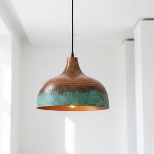 Handgemaakte massief koperen hanglamp – gehamerde afwerking, natuurlijke turkoois patina plafondlamp