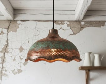 Handgefertigte massive Kupfer Pendelleuchte - gehämmerte Oberfläche, natürliche Türkis Patina Deckenlampe