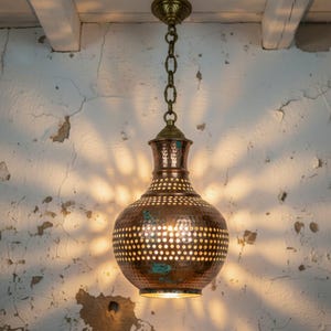 Lámpara colgante marroquí de cobre hecha a mano – Lámpara colgante tradicional tipo farol – Lámpara de techo rústica vintage – Luminaria oriental bohemia