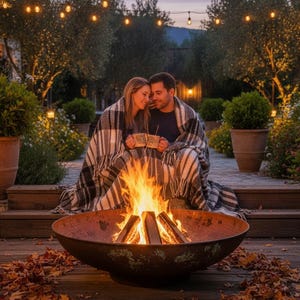 Puede incluir: Un juego de tres tazas de cerámica con un acabado mate moteado. Las tazas son de color crema, gris claro y gris oscuro. Cada taza tiene un diseño simple y moderno y un asa redondeada.