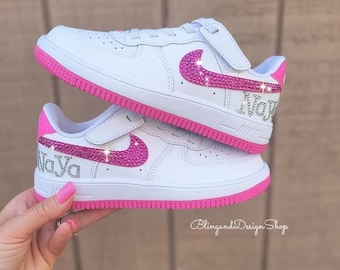 Zapatillas Air Force 1 Low Easy On para niña, personalizadas con nombre y cristales fucsia, color rosa brillante y blanco.