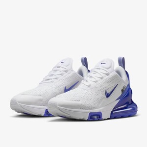 Op de afbeelding: Paar witte sportschoenen met blauwe accenten. De schoenen hebben een ademend mesh bovenwerk, een blauw swoosh-logo en een zichtbare air unit in de hiel. Het ontwerp omvat een treklipje aan de hiel en een witte zool.