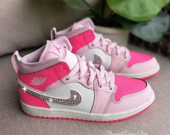 キラキラ輝くピンクのジョーダン レトロ 1 ミッド キッズ ガールズ