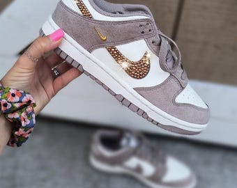 Nowe damskie trampki Bling Dunk Low w kolorze brązowo-beżowym, personalizowane kryształkami Swarovskiego w kolorze różowego złota