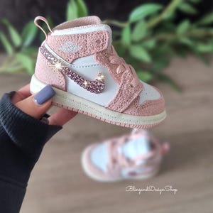 Zapatillas deportivas Jordan 1 Mid Bling para niñas pequeñas y niños personalizadas con cristales Swarovski en color rosa y morado