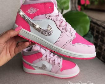 キラキラ輝くピンクのジョーダン レトロ 1 ミッド キッズ ガールズ