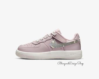 Zapatillas deportivas rosas Bling Force 1 Low Easy On para niñas, personalizadas con cristales transparentes, con detalles deslumbrantes.