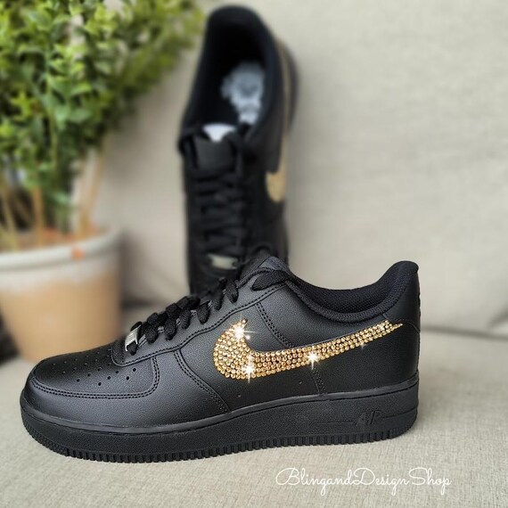 stone1_custom ブラック/ゴールドスワロフスキーカスタム ロゴ入りストラップ Nike | キラキラ輝いています ご注文ありがとうございます😊 スマホアクセサリー