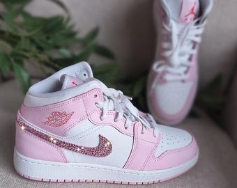 Scarpe da ginnastica per bambine e ragazze Bling Valentine Pink Jordan 1 Mid personalizzate con cristalli Swarovski rosa, scarpe casual