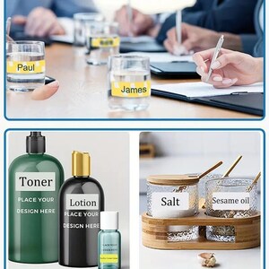 Op de afbeelding: Een set van vier glazen flessen met gele etiketten. De etiketten hebben de woorden "Paul", "James", "Toner" en "Lotion" erop gedrukt. De flessen staan op een tafel met een houten oppervlak. De flessen zijn leeg en klaar om te worden gelabeld.