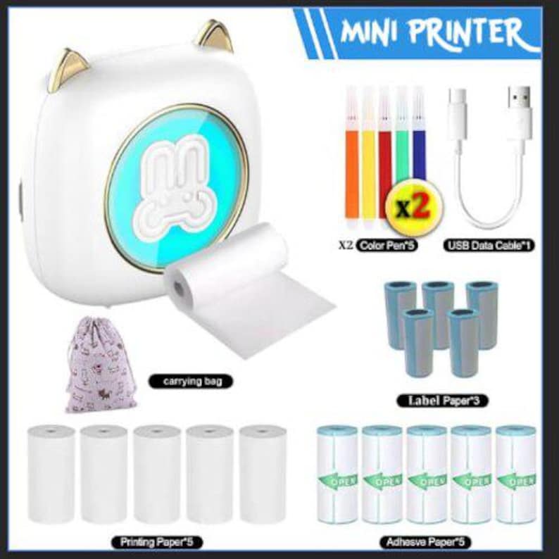 Op de afbeelding: Een witte mini-printer met een blauw scherm en een konijnenlogo. De printer wordt geleverd met een draagtas, vijf rollen printpapier, drie rollen etikettenpapier, vijf rollen plakpapier, twee kleurpotloden en een USB-kabel.