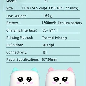 Op de afbeelding: Een witte draagbare thermische printer met een blauw en roze kattengezichtontwerp. De printer is 11 cm bij 8,1 cm bij 4,5 cm en weegt 165 gram. Hij heeft een 1200 mAh lithium batterij en een 5V Type-C oplaadinterface. De printer heeft een resolutie van 203 dpi en gebruikt thermisch printen. Hij verbindt via Bluetooth en gebruikt 57 mm bij 30 mm papier.