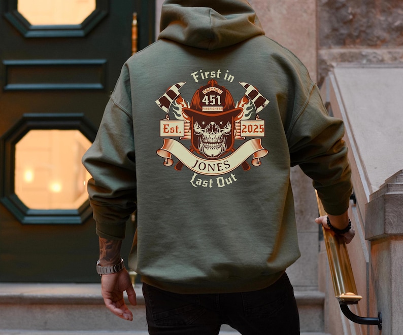 Puede incluir: Una sudadera con capucha verde con un estampado gr&aacute;fico de una calavera con un casco de bombero. El gr&aacute;fico incluye el texto "First in Last Out", "Chicago Firefighter 451", "Est. 2025", y "Jones".